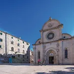 Appartement 2 Bedroom Awesome In Pirovac