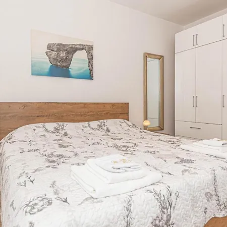 2 Bedroom Awesome In Pirovac