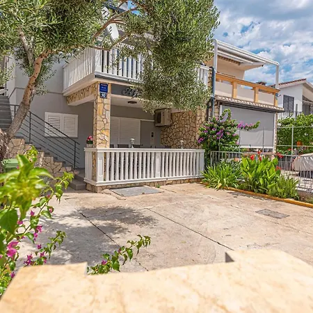 2 Bedroom Awesome In Apartament Pirovac