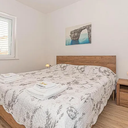 شقة 2 Bedroom Awesome In بيروفاتش