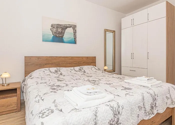 2 Bedroom Awesome In بيروفاتش