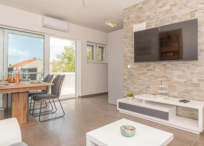 2 Bedroom Awesome In بيروفاتش