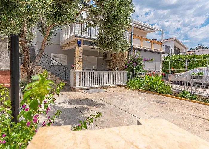 2 Bedroom Awesome In شقة بيروفاتش